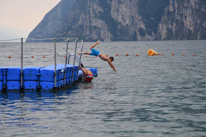 Badende Kinder am Gardasee