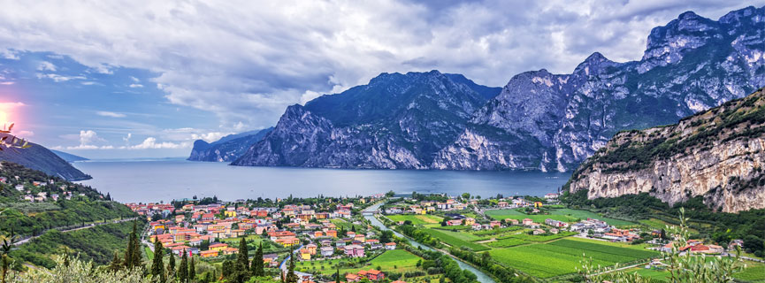 Blick über die Orte am Gardasee