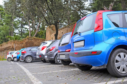 Parkende Autos in Italien