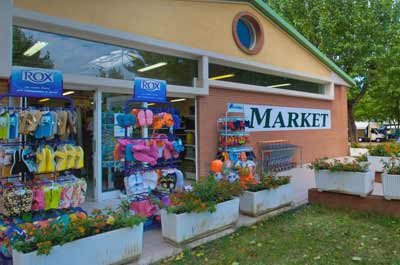 Camping San Francesco Supermarkt von außen