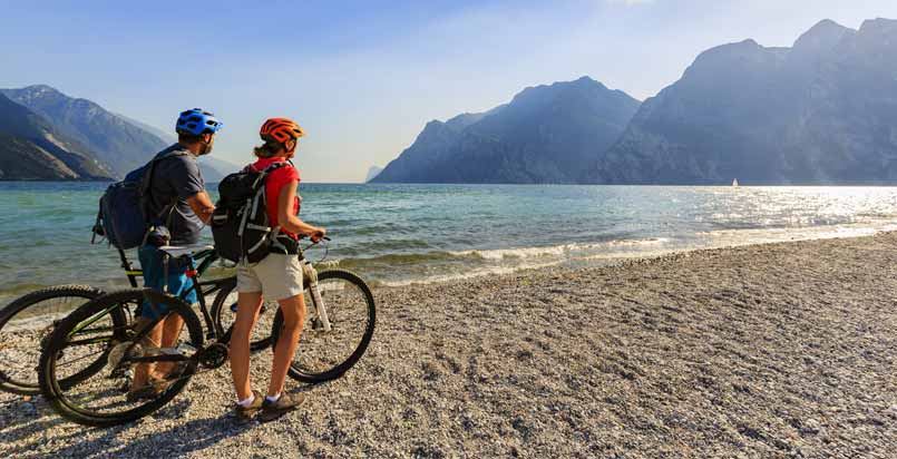 Urlauber auf einer Radtour von einem der Sporthotels am Gardasee